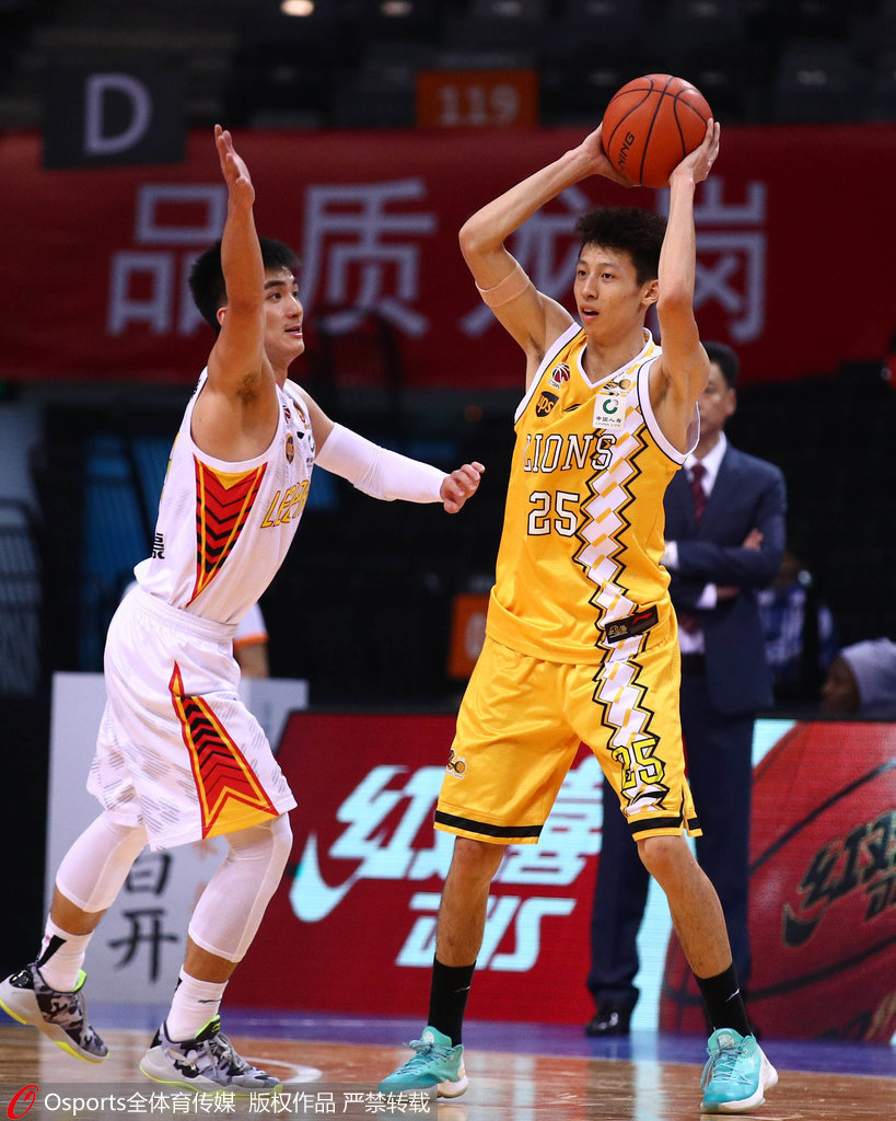 深圳队完胜辽宁队，库里带队取胜