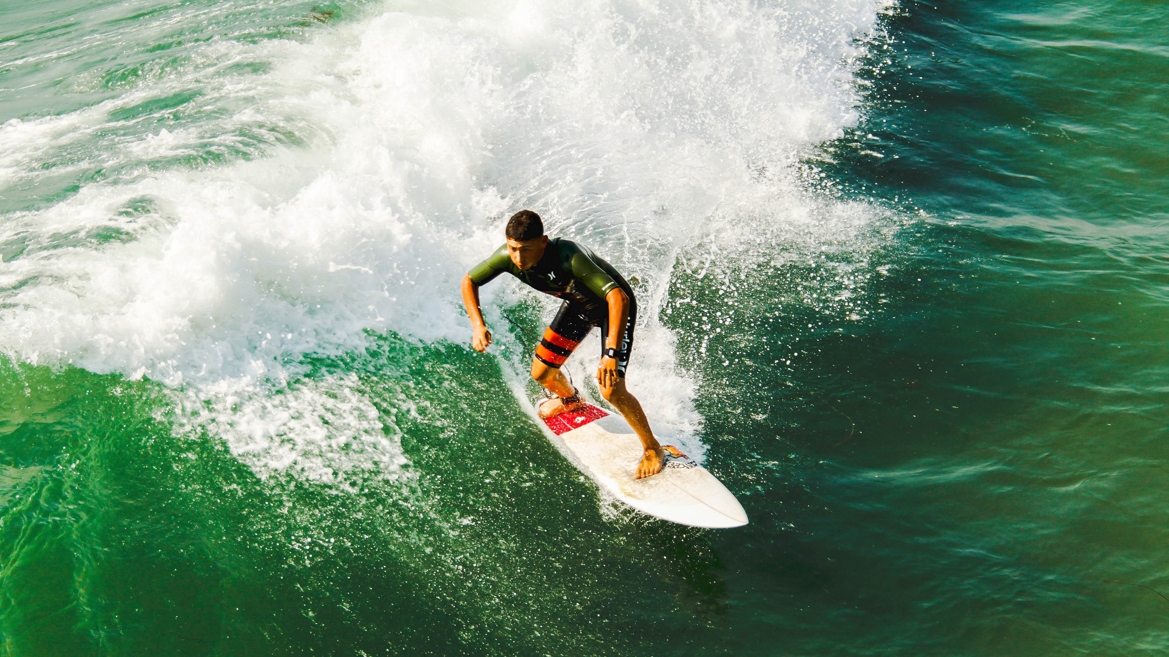 冰与火之歌，足球世界中的平凡之光与巨星舞台